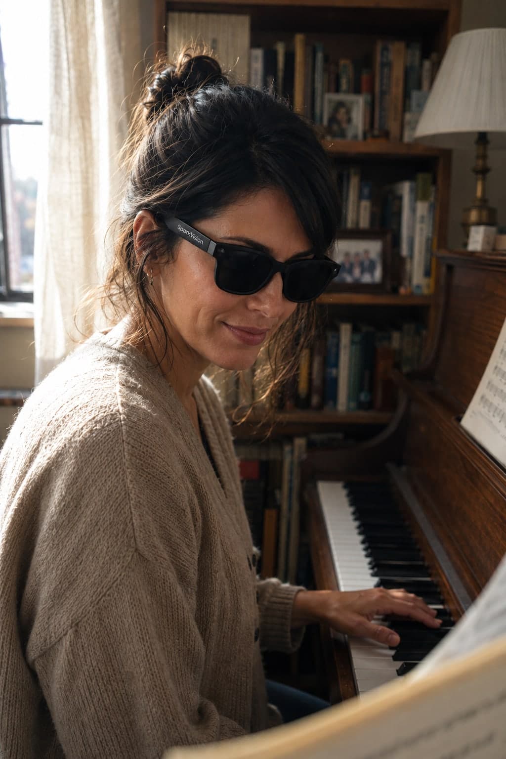 Una donna con gli SparkVision Glasses 2 Ultra suona il pianoforte con lo spartito sul leggio.