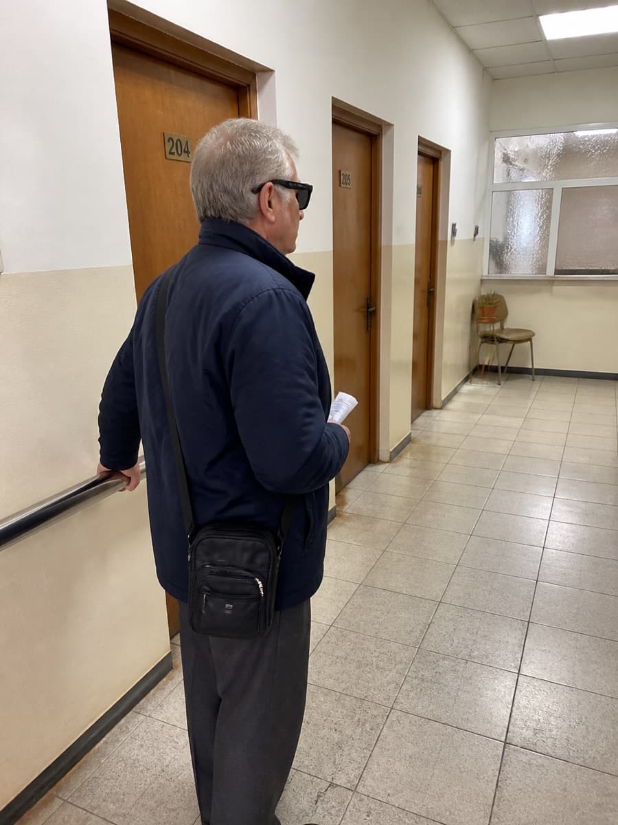 A person wearing SparkVision Glasses 2 Ultra uses AI assistance and trusted calling.